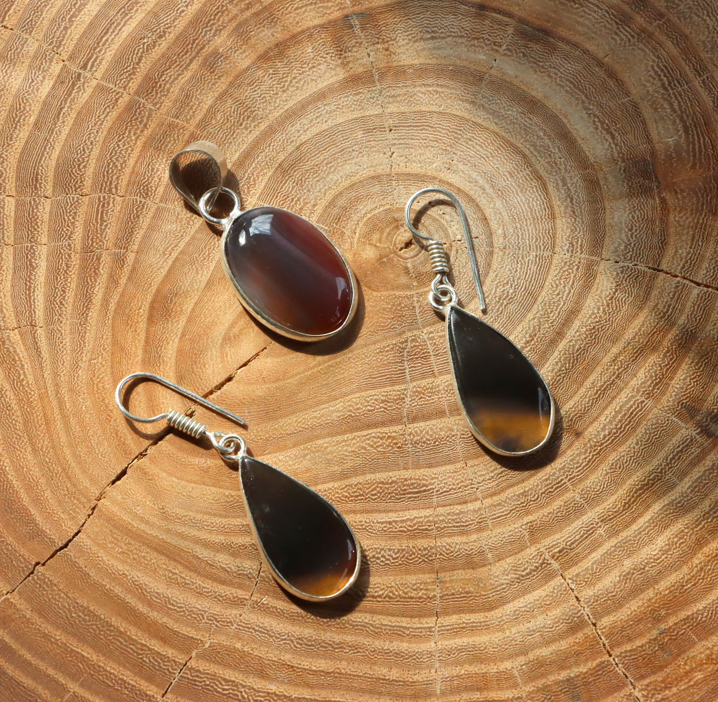 Gift set of onyx earrings and sardonyx pendant