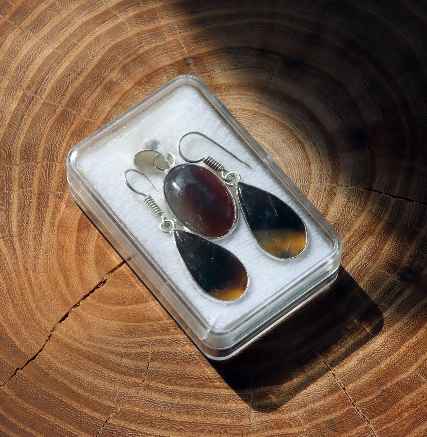 Gift set of onyx earrings and sardonyx pendant