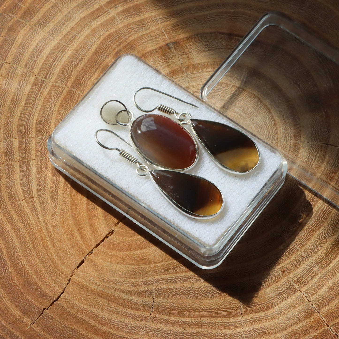 Gift set of onyx earrings and sardonyx pendant