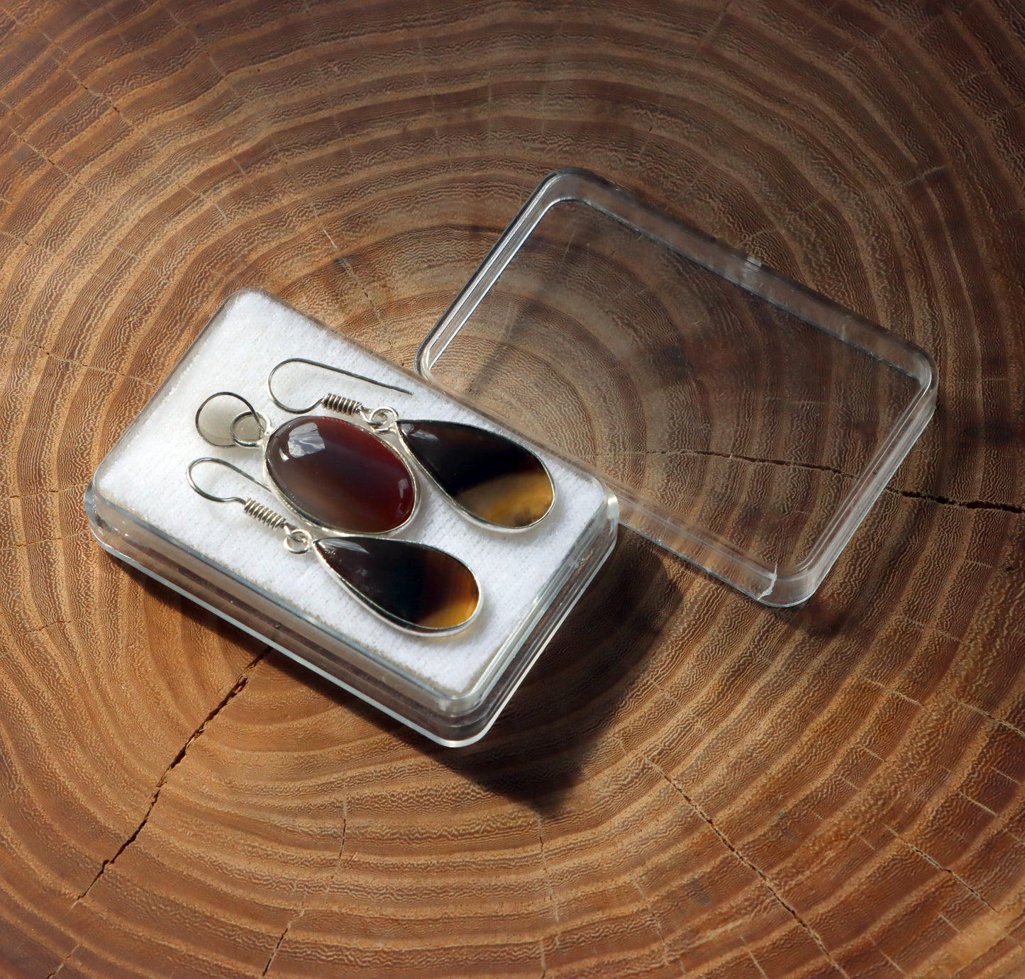 Gift set of onyx earrings and sardonyx pendant