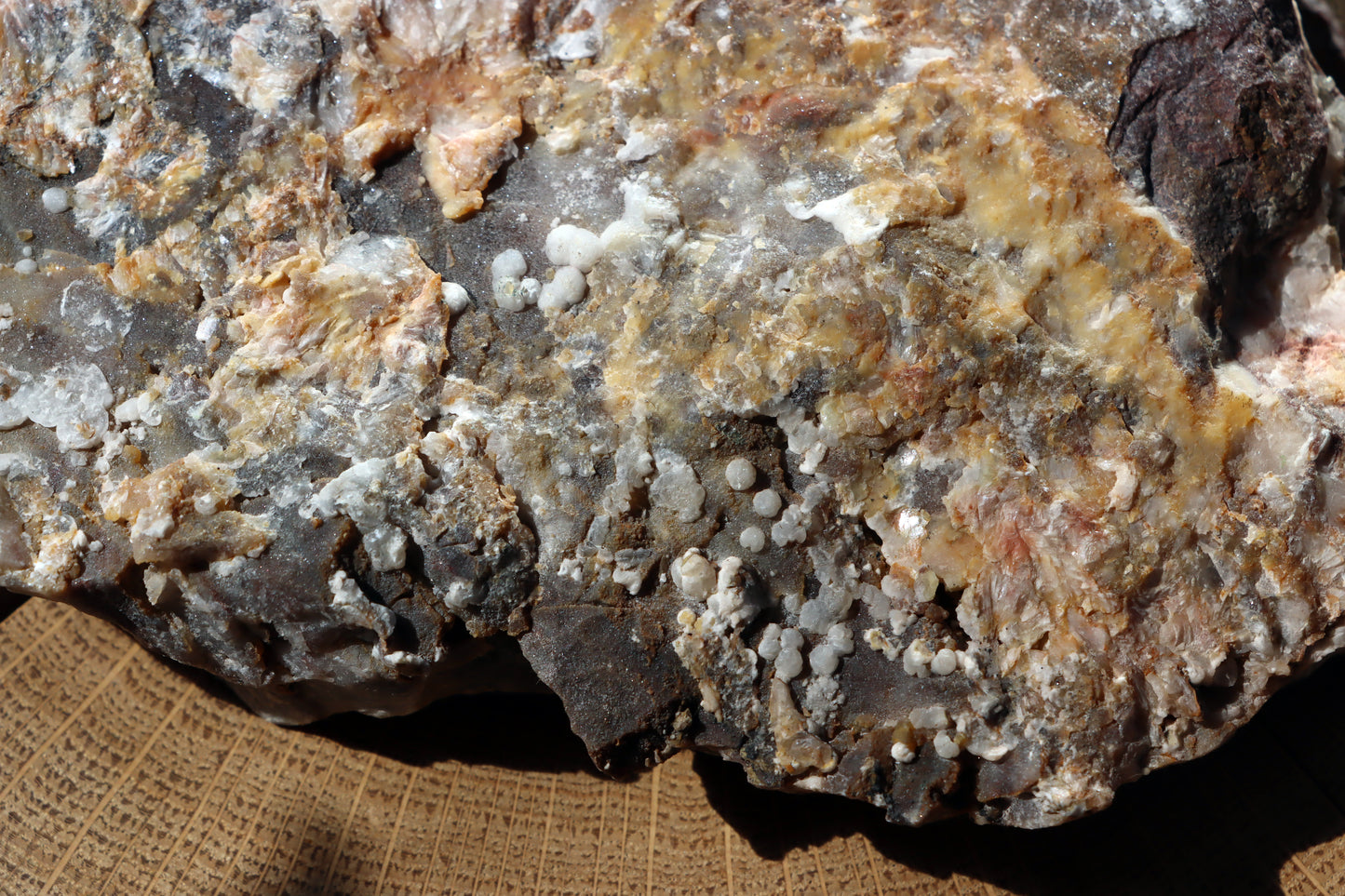 Aragonite baryte on a mat