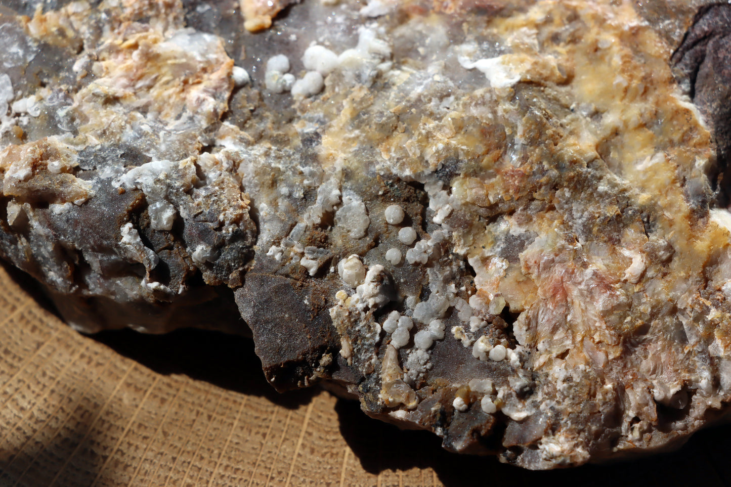 Aragonite baryte on a mat