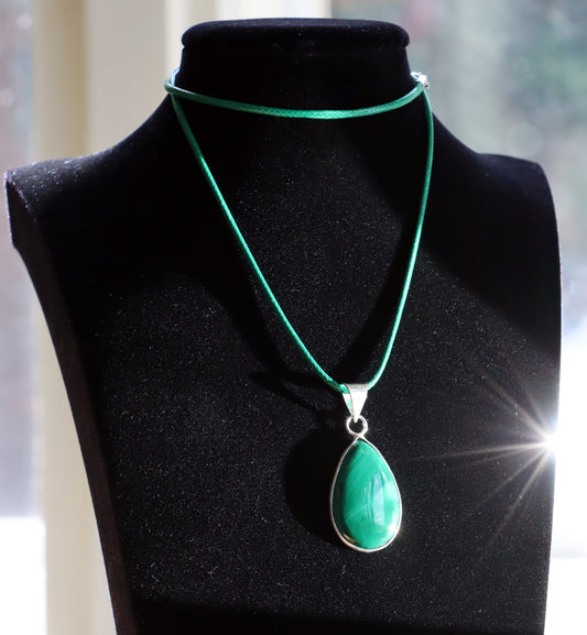 Set of malachite pendants and string