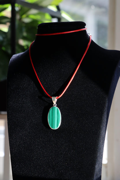 Set of malachite pendants and string