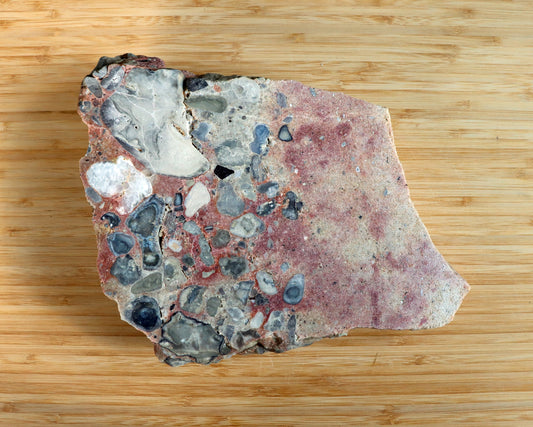 "Pudding" conglomerate with a crystal geode
