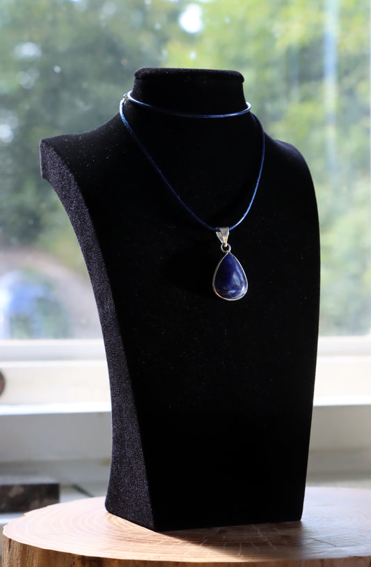 Set of lapis lazuli pendants and string