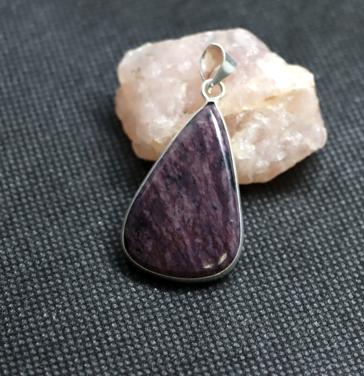 Charoit pendant