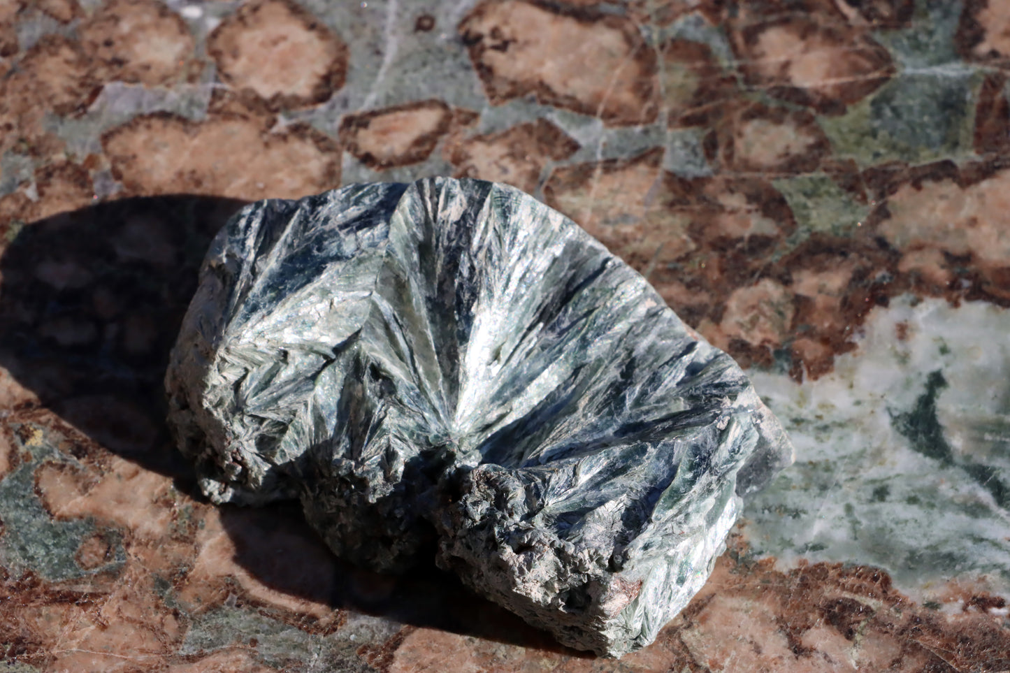 Serafinite with polished and raw side