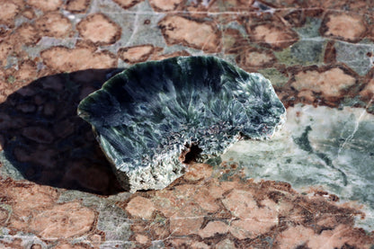 Serafinite with polished and raw side