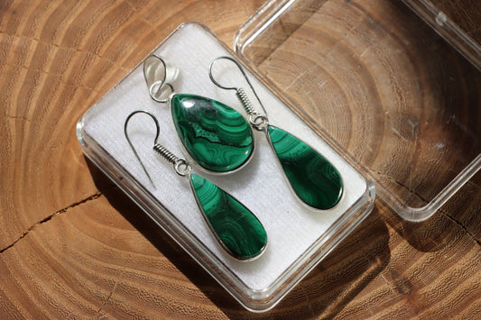 Gift set of malachite earrings and pendant