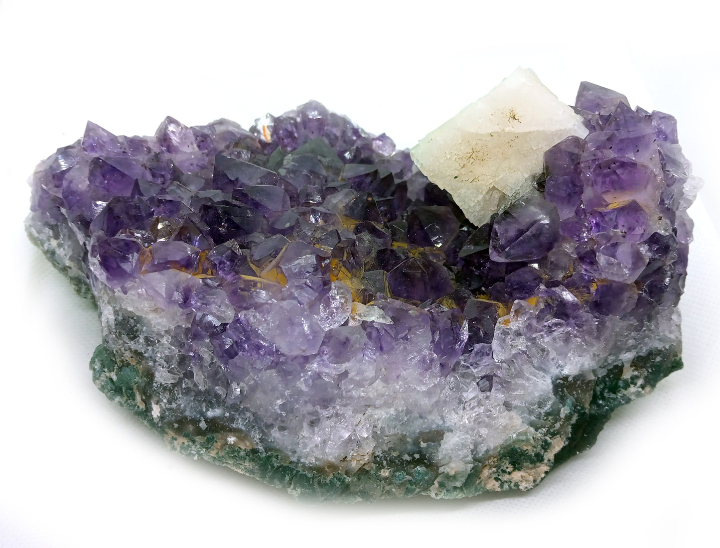 Amethyst drusen with calcite