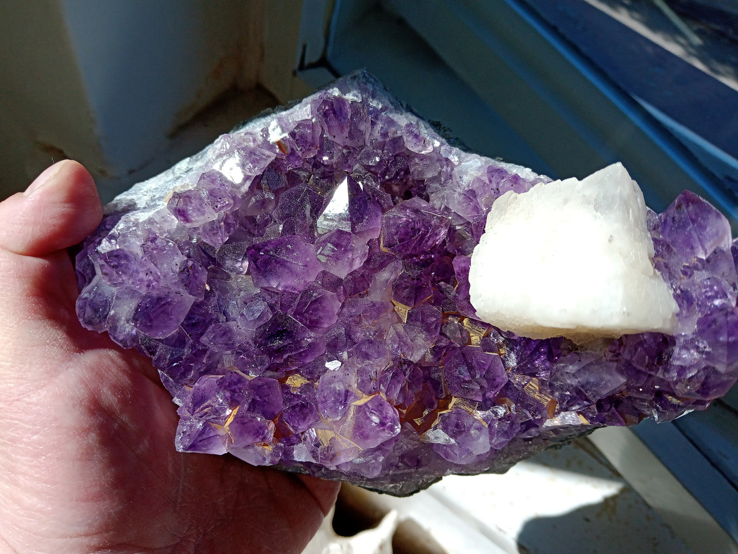 Amethyst drusen with calcite