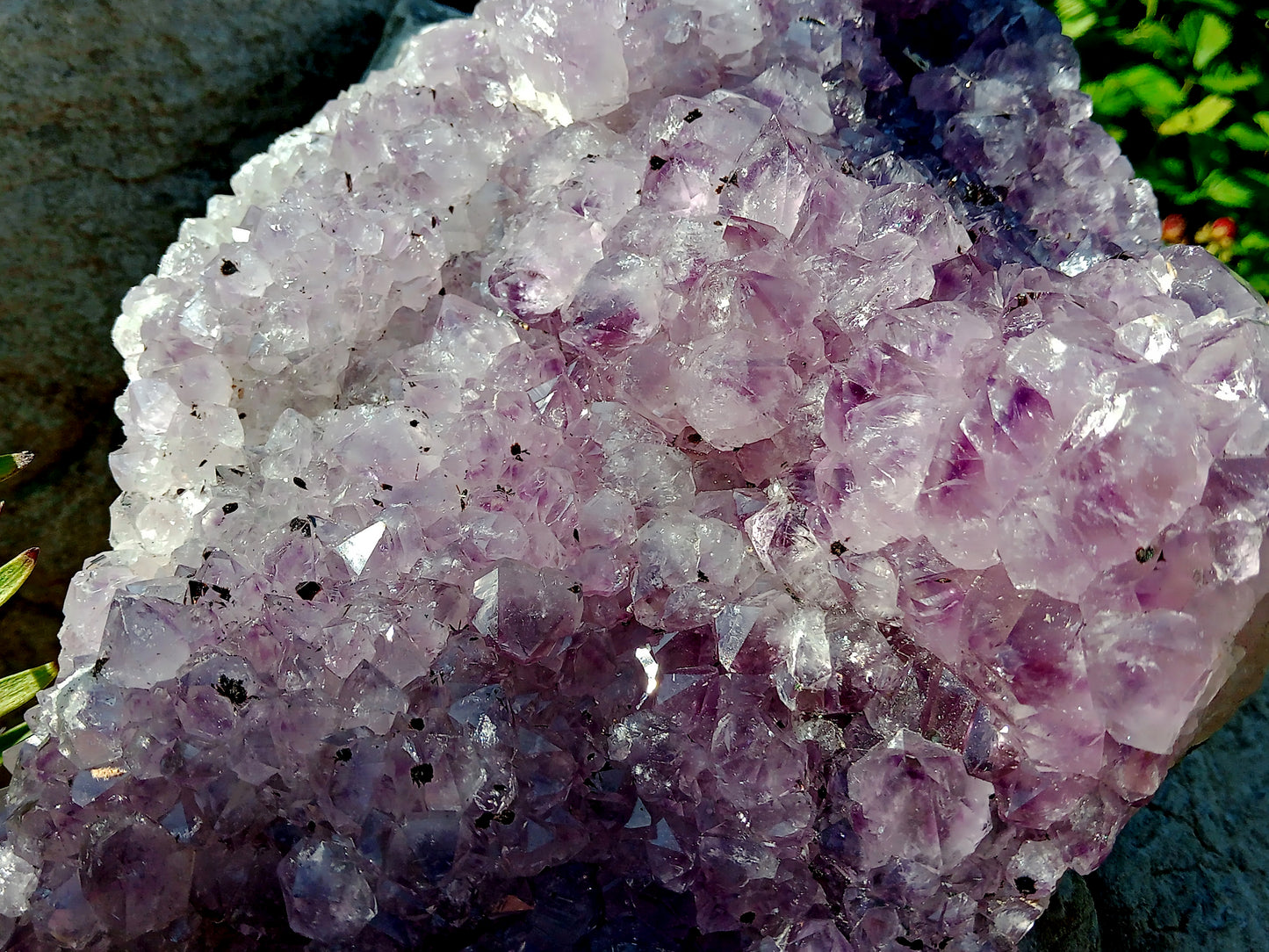 Amethyst drusen with inclusions