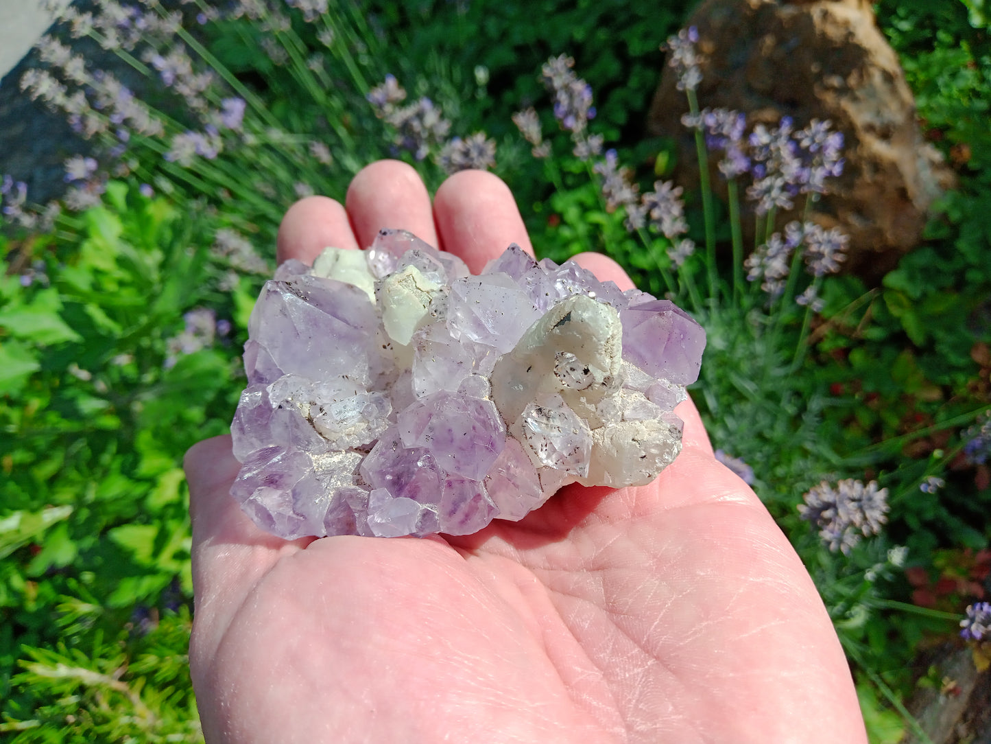 Amethyst drusen with calcite