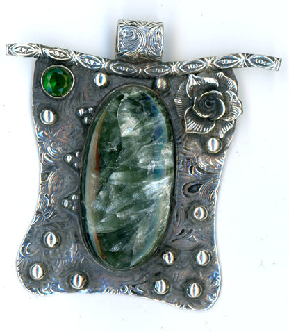 Seraphite pendant with olivine and rose