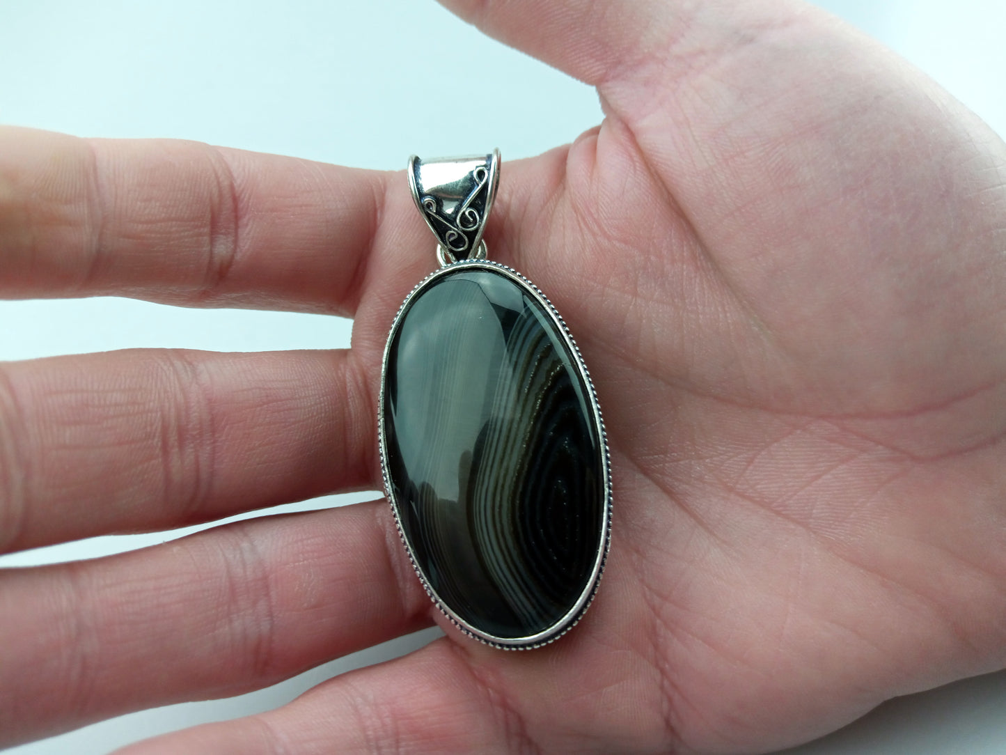 Onyx pendant with white agate