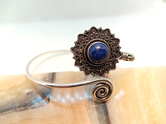 Lapis lazuli bracelet in a flower