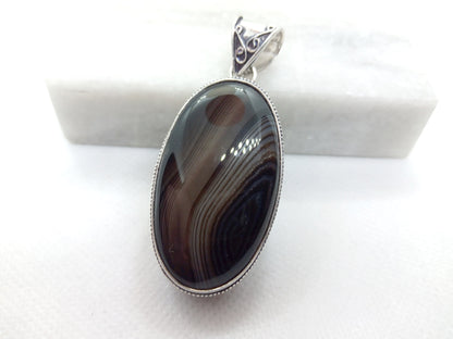 Onyx pendant with transparent hyalite and white casholong