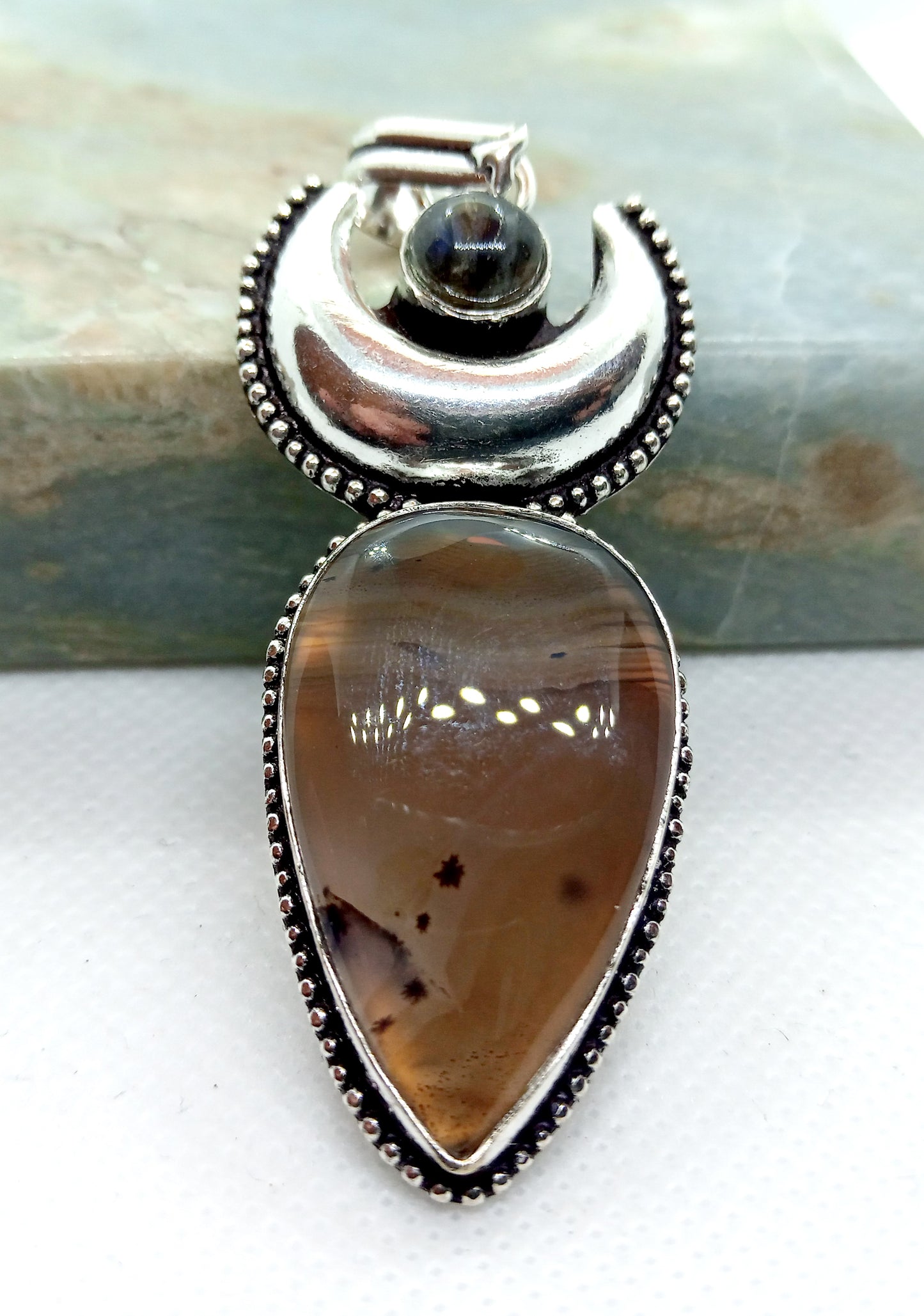 Agate pendant with labradorite