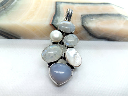 Přívěšek bílý achát, perla, měsíční kámen a modrý chalcedon