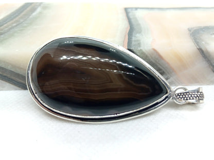 Onyx pendant with carnelian