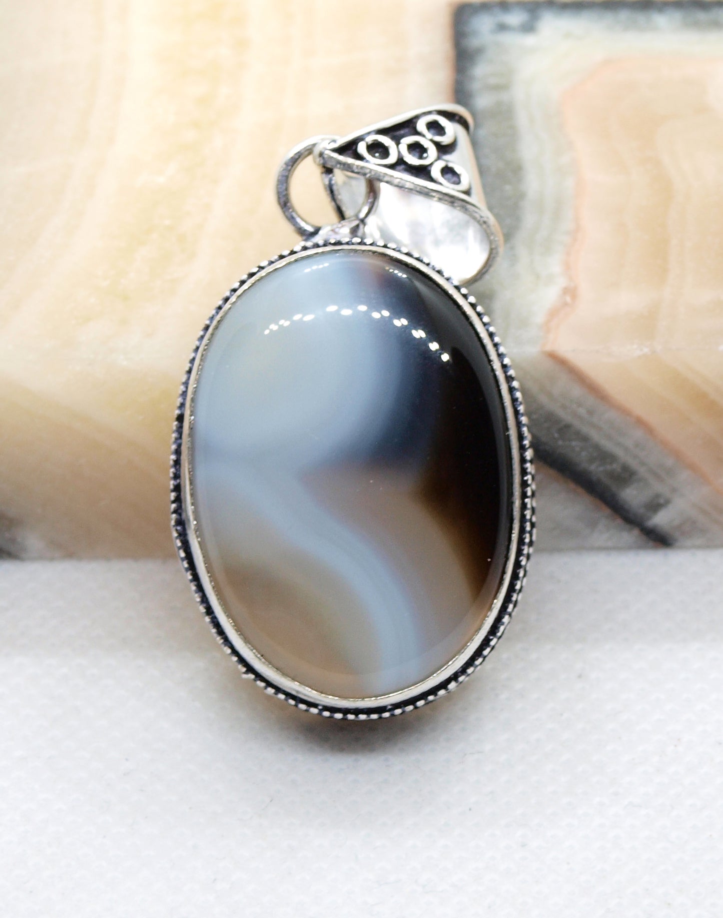 Onyx pendant with casholong and chalcedony