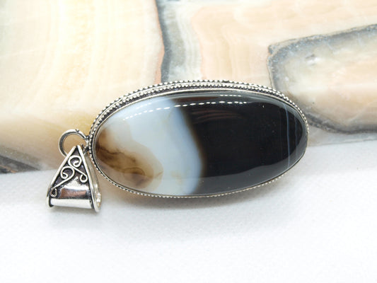 Onyx pendant with casholong and agate