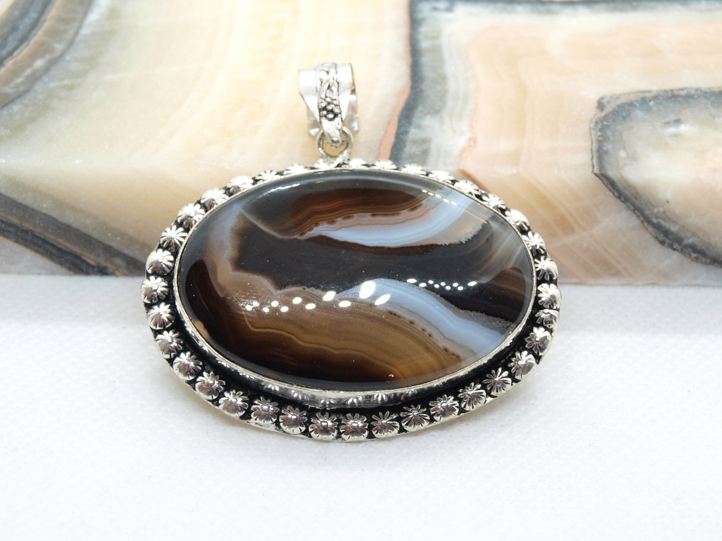 Onyx pendant with casholong and agate